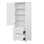 Hoher Badezimmerschrank